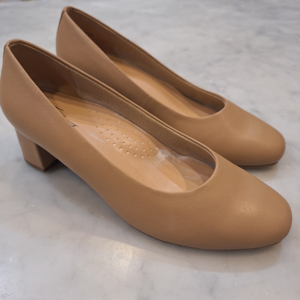Trotters Pumps Wom 7.5W Tan Leather Block Heel T2258-130 Round Toe Shoes Neutral